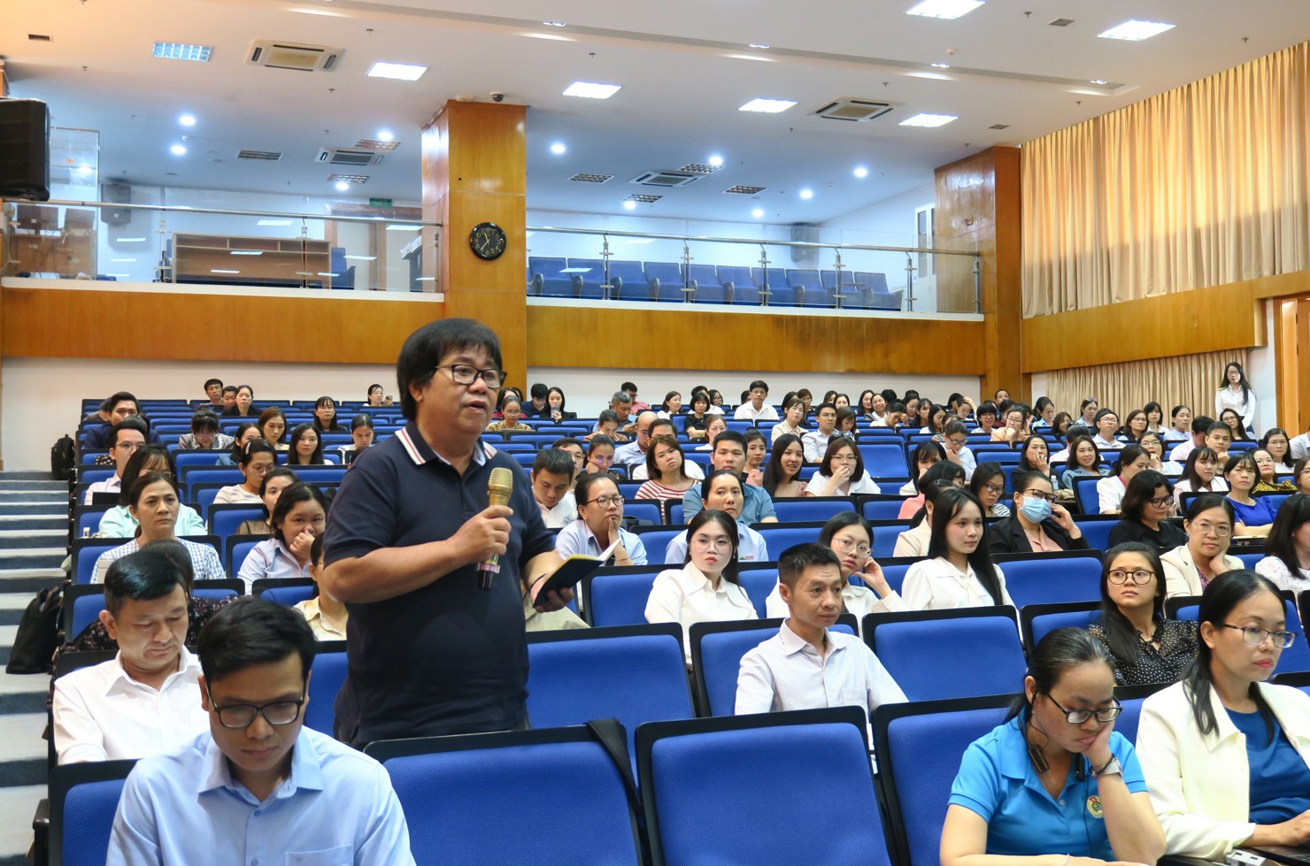 Nhiều doanh nghiệp tại hội nghị ghi nhận v&agrave; b&agrave;y tỏ sự tr&acirc;n trọng về sự chuyển đổi phong c&aacute;ch phục vụ của c&aacute;n bộ thuế. Ảnh: Đức Mỹ