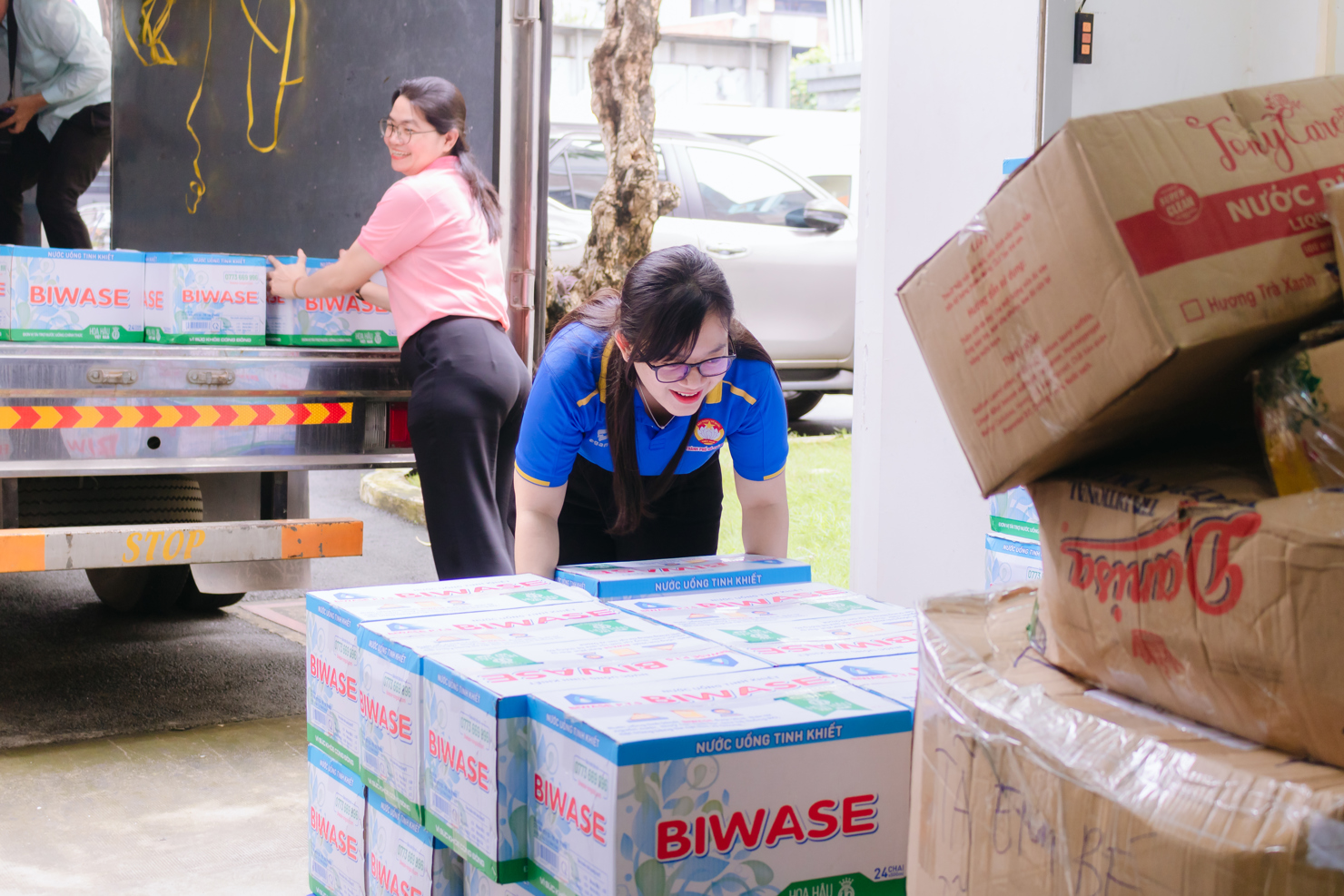 Hàng cứu trợ đi miền Trung từ Ủy ban MTTQ TP. Hồ Chí Minh đang được vận chuyển bằng xe tải. Ảnh: Phạm Thọ