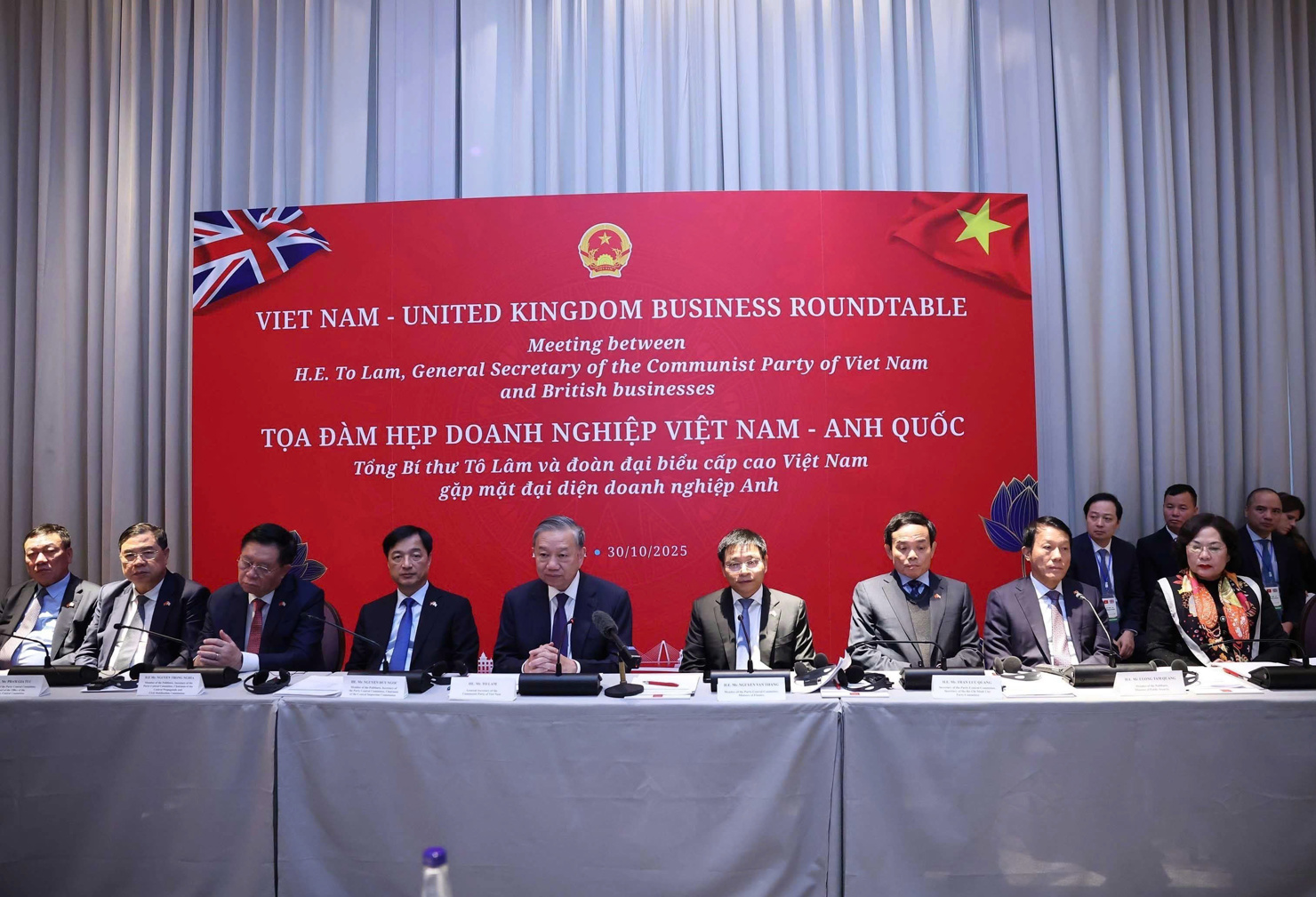 Tổng Bí thư Tô Lâm (thứ 5 từ trái sang) dự Tọa đàm Doanh nghiệp Việt Nam - Anh Quốc. Ảnh: TTXVN