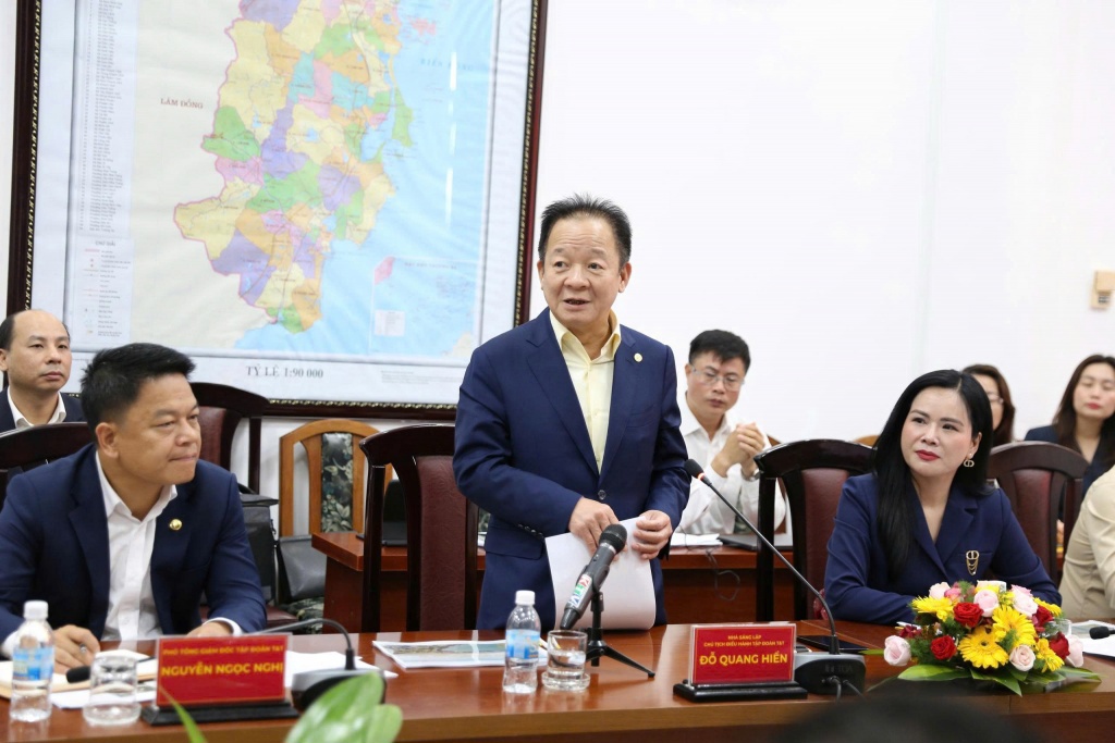 Chủ tịch Điều h&agrave;nh Tập đo&agrave;n T&amp;T Group Đỗ Quang Hiển ph&aacute;t biểu tại buổi l&agrave;m việc.