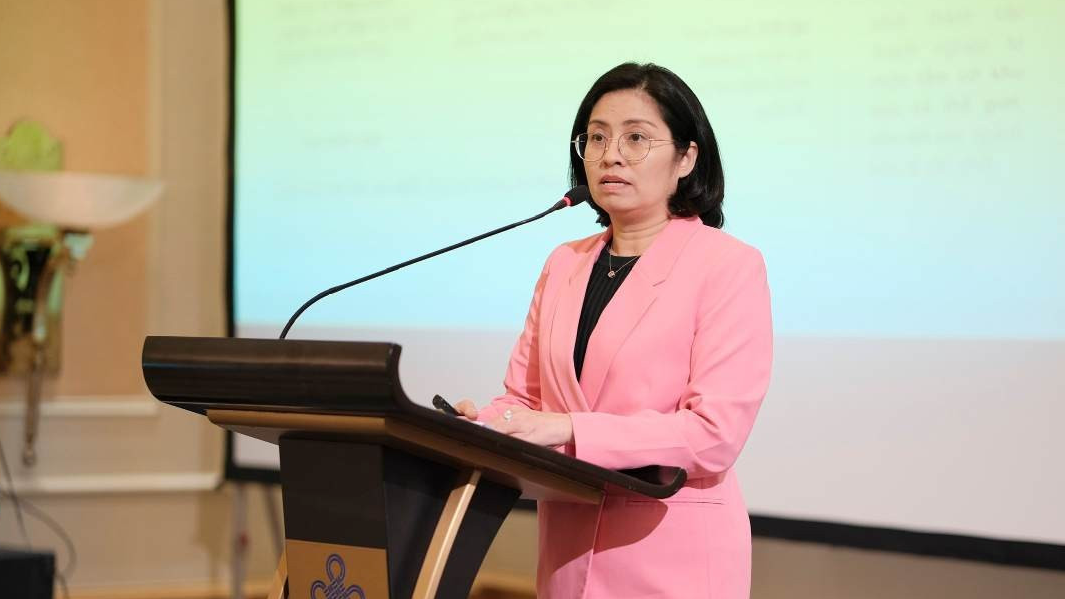 Bà Trịnh Thị Hương - Phó Cục trưởng Cục Phát triển Doanh nghiệp tư nhân và Kinh tế tập thể (Bộ Tài chính) thông tin tại Hội nghị.