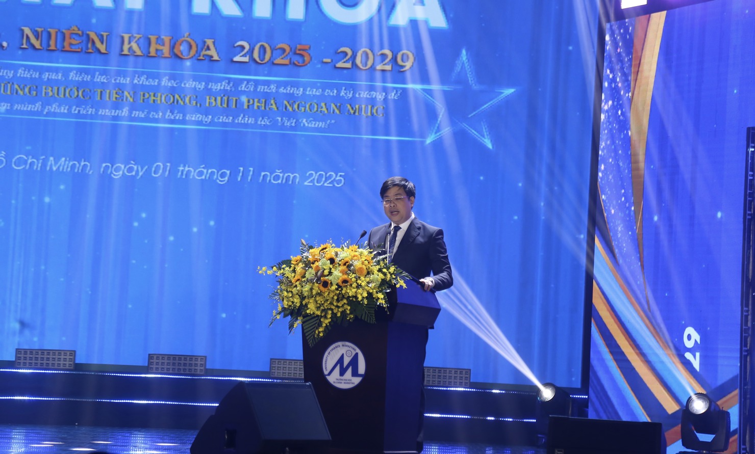 PGS.TS. Phạm Tiến Đạt - Hiệu trưởng Nh&agrave; trường ph&aacute;t biểu tại Lễ Khai kh&oacute;a. Ảnh: L&ecirc; Văn