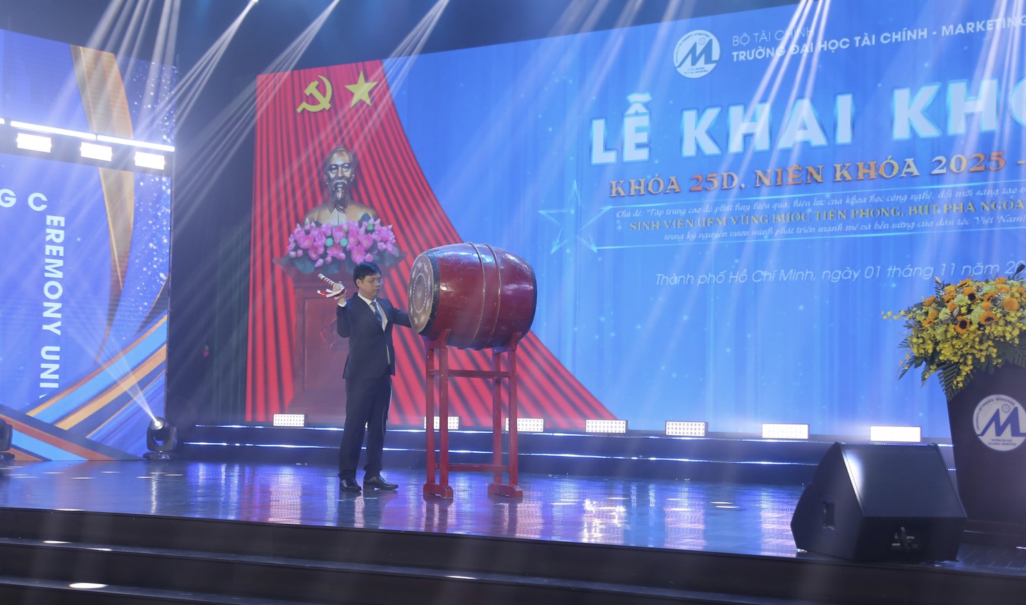 PGS.TS. Phạm Tiến Đạt - Hiệu trưởng Nh&agrave; trường đ&aacute;nh trống khai kh&oacute;a. Ảnh: L&ecirc; Văn