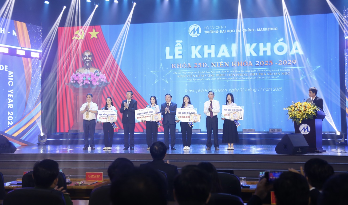 Khen thưởng c&aacute;c thủ khoa tại Lễ Khai kh&oacute;a. Ảnh: L&ecirc; Văn