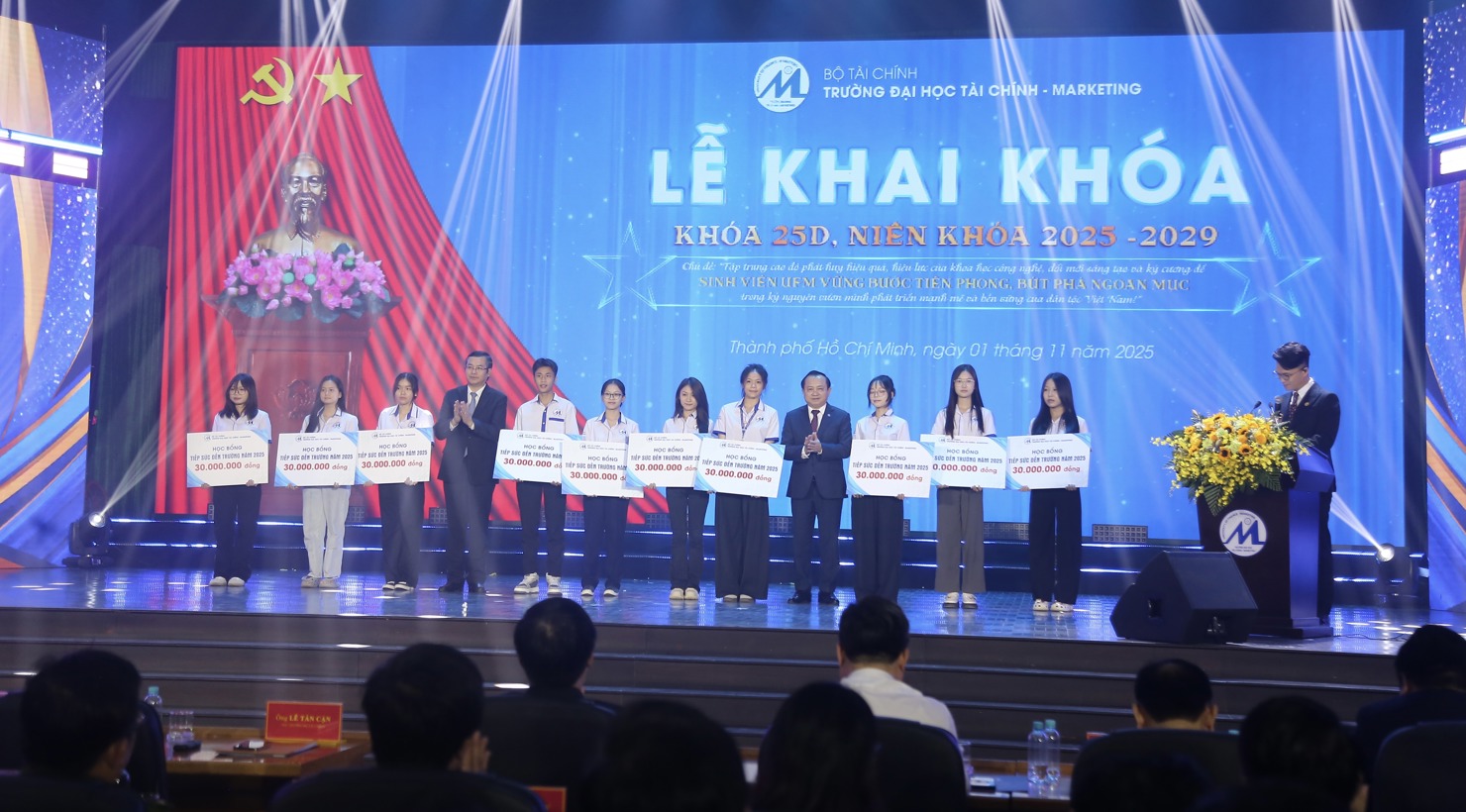 Trao học bổng cho c&aacute;c em sinh vi&ecirc;n c&oacute; ho&agrave;n cảnh kh&oacute; khăn. Ảnh: L&ecirc; Văn