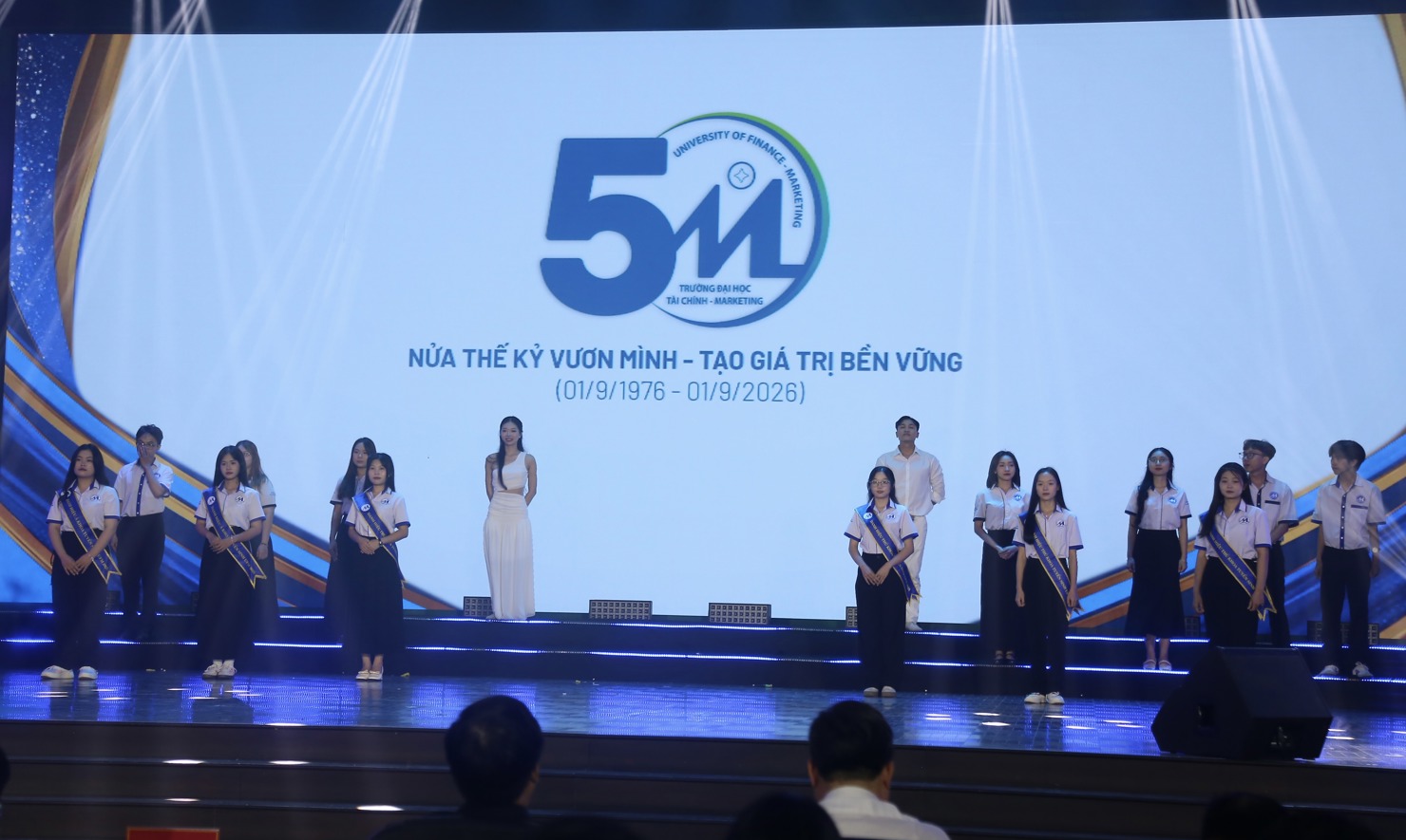 Ra mắt biểu Biểu trưng của&nbsp;Trường Đại học T&agrave;i ch&iacute;nh &ndash; Marketing . Ảnh: L&ecirc; Văn&nbsp;