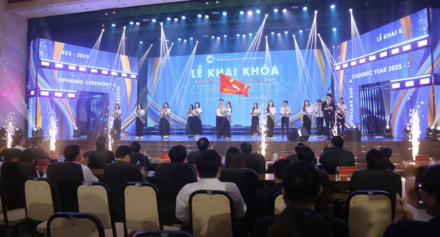 L&aacute; cờ truyền thống của nh&agrave; trường được chuyển tiếp qua c&aacute;c thế hệ. Ảnh: L&ecirc; Văn