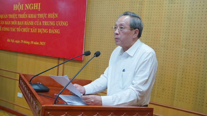 Đồng ch&iacute; Ho&agrave;ng Đăng Quang - Ph&oacute; Trưởng ban Thường trực Ban Tổ chức Trung ương đ&atilde; qu&aacute;n triệt tại Hội nghị.