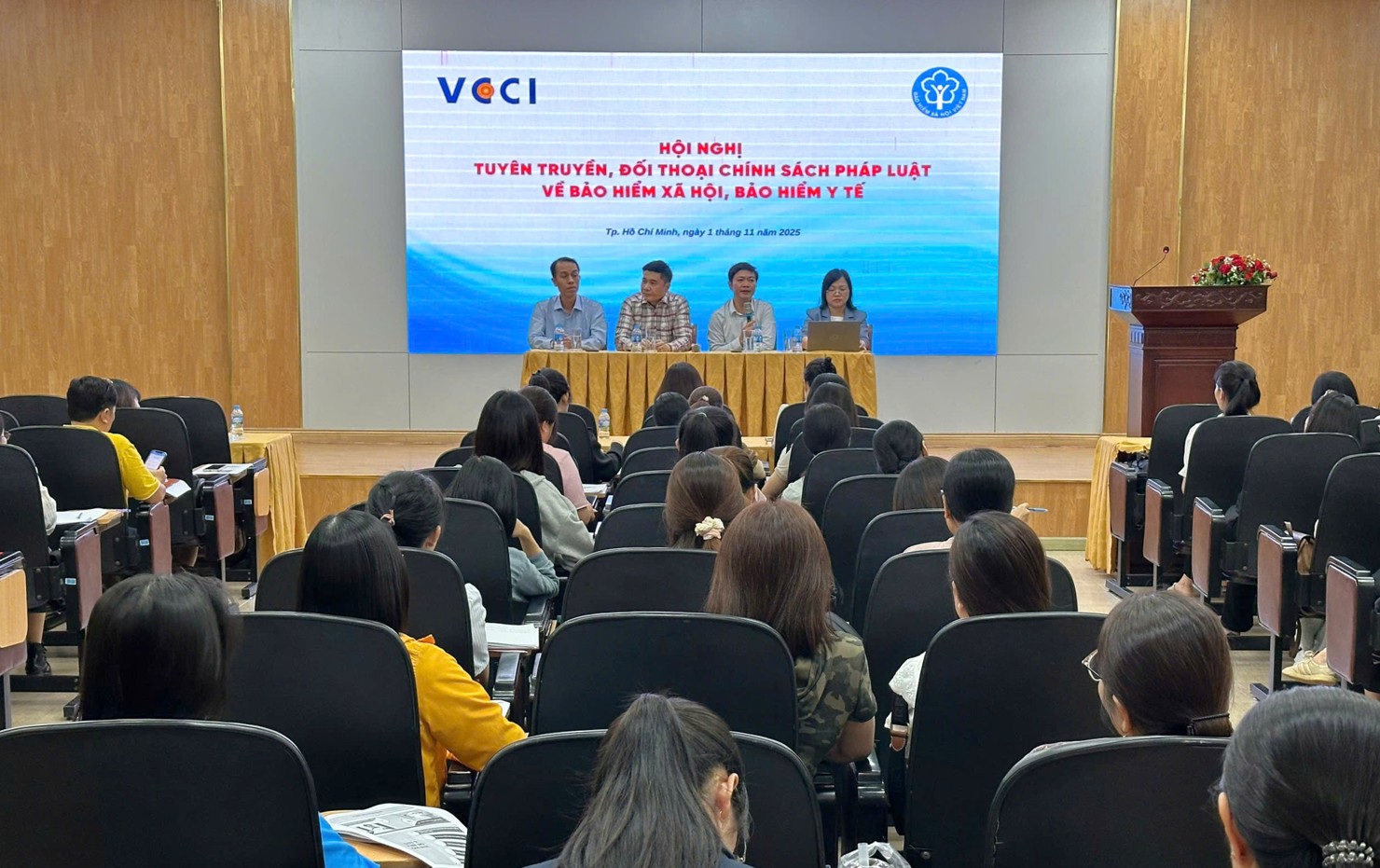 Đại diện Bộ Nội vụ và cơ quan BHXH trả lời thắc mắc của doanh nghiệp. Ảnh: Phạm Thọ