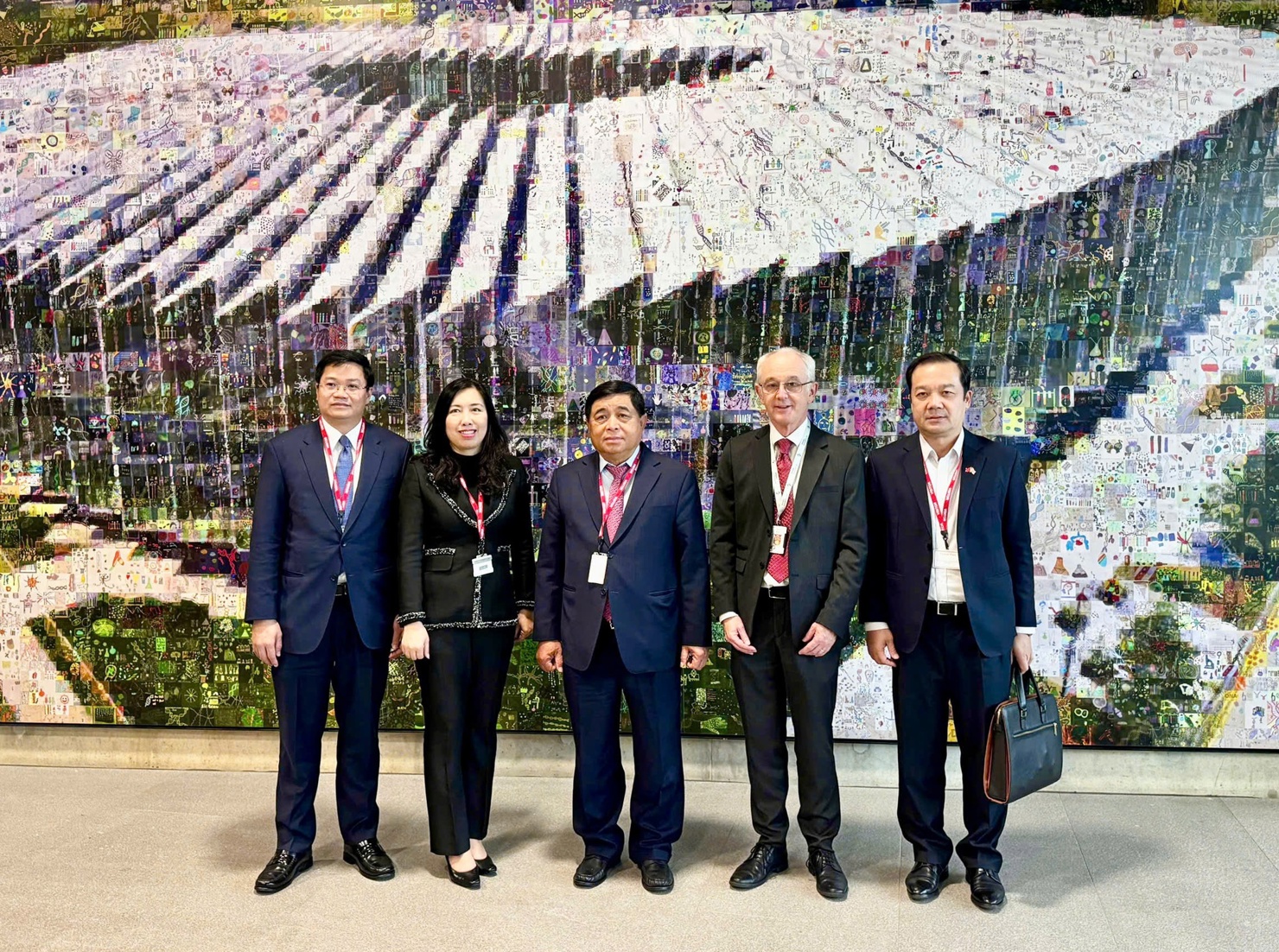 Phó Thủ tướng Nguyễn Chí Dũng và các thành viên đoàn công tác của Chính phủ chụp ảnh lưu niệm cùng lãnh đạo Tập đoàn AstraZeneca. Ảnh: VGP/Cầm Tuấn.