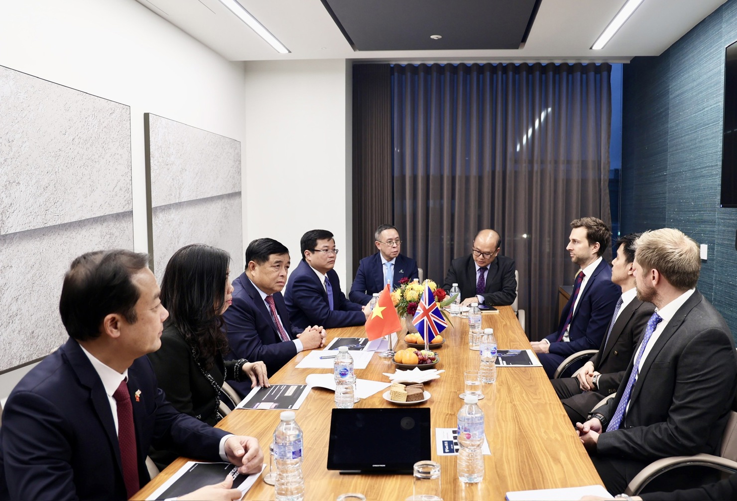 Phó Thủ tướng Nguyễn Chí Dũng tiếp, làm việc với 3 tập đoàn uy tín hàng đầu châu Âu và thế giới, bao gồm: Revolut, iProov, Cundall. Ảnh: VGP/Thu Sa.