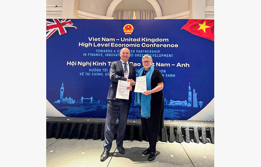 Ông Warrick Clein MBE đại diện KPMG và bà Helen Brand OBE đại diện ACCA tại Lễ ký kết