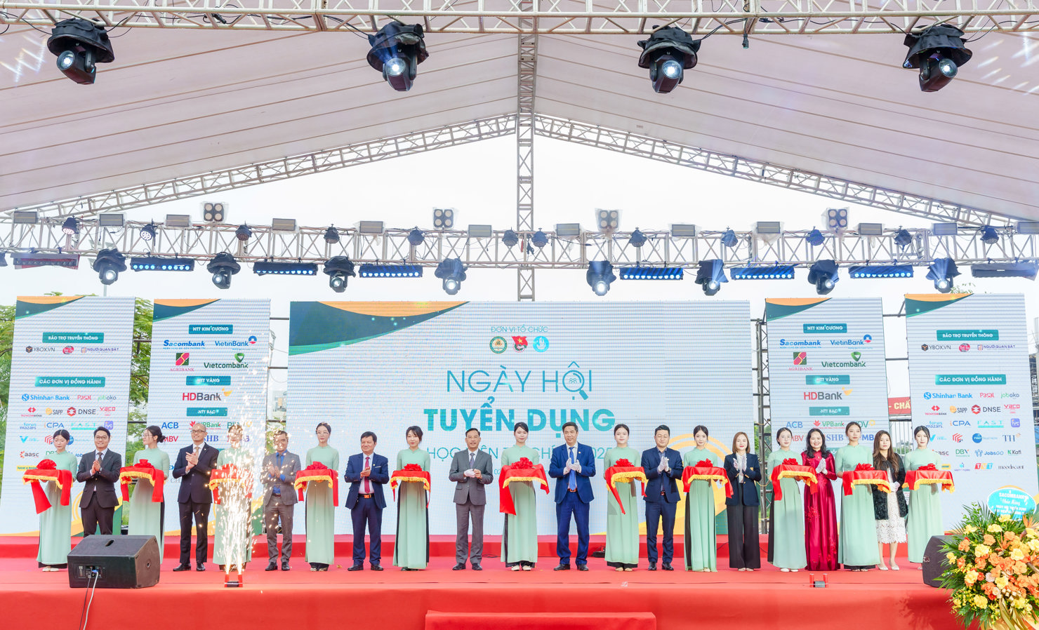 C&aacute;c đại biểu thực hiện nghi thức khai mạc Ng&agrave;y hội.