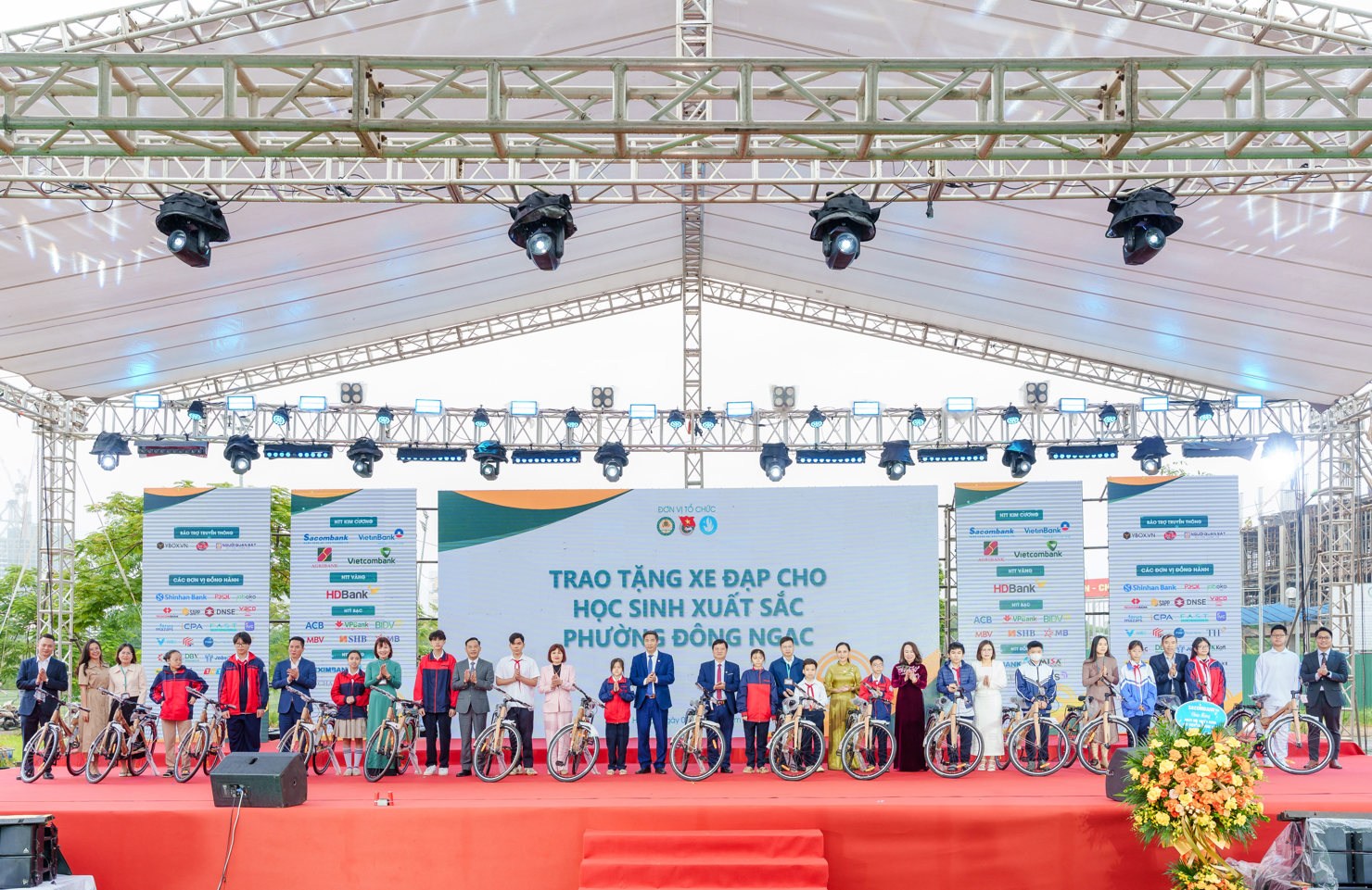 Học viện T&agrave;i ch&iacute;nh đ&atilde; gửi tặng 15 chiếc xe đạp cho c&aacute;c em học sinh kh&oacute; khăn tại phường Đ&ocirc;ng Ngạc.