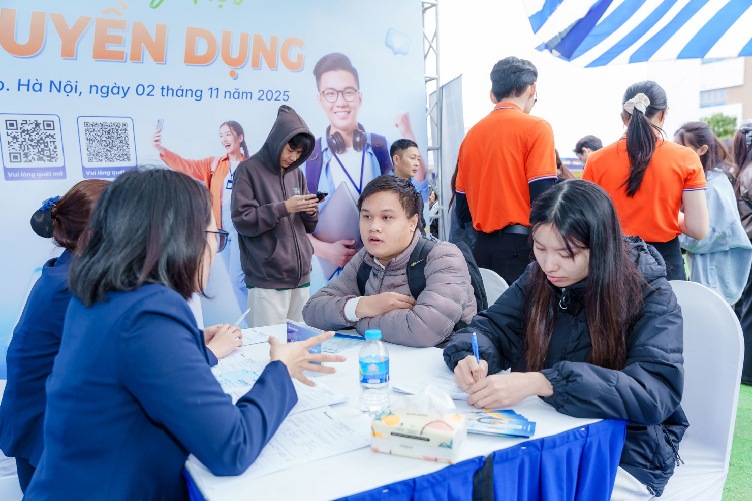 H&agrave;ng ngh&igrave;n sinh vi&ecirc;n đ&atilde; n&ocirc; nức t&igrave;m đến c&aacute;c gian h&agrave;ng doanh nghiệp để t&igrave;m hiểu cơ hội việc l&agrave;m v&agrave; thực tập.