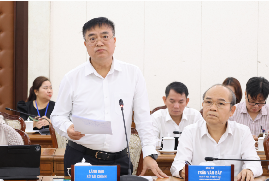 Ph&oacute; Gi&aacute;m đốc Sở T&agrave;i ch&iacute;nh TP. Hồ Ch&iacute; Minh Ho&agrave;ng Vũ Thảnh b&aacute;o c&aacute;o. Ảnh: VP