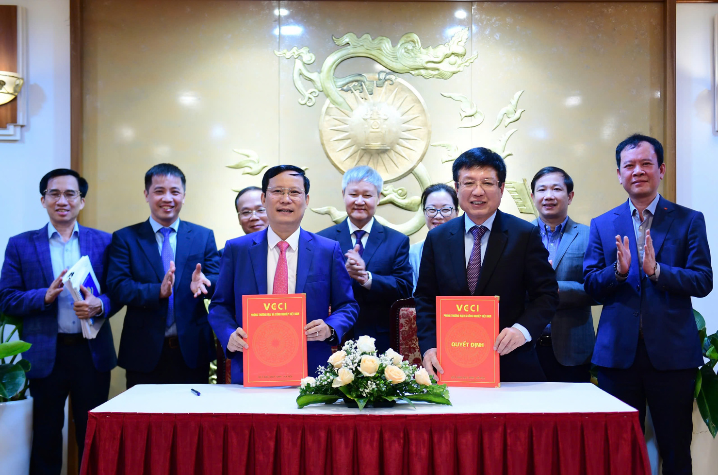 Nguy&ecirc;n Chủ tịch VCCI Phạm Tấn C&ocirc;ng v&agrave; t&acirc;n Chủ tịch VCCI Hồ Sỹ H&ugrave;ng đ&atilde; k&yacute; kết b&agrave;n giao c&ocirc;ng việc sau Hội nghị.