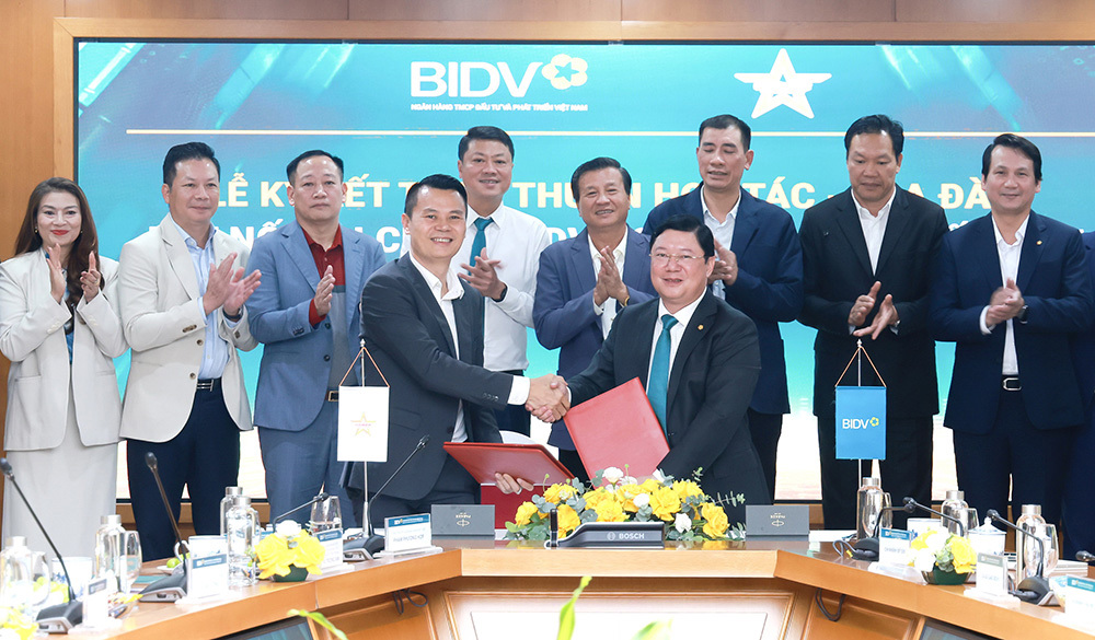 &Ocirc;ng Nguyễn Ph&uacute;c Long (Chủ tịch C&acirc;u lạc bộ Sao V&agrave;ng đất Việt) v&agrave; &ocirc;ng Đo&agrave;n Việt Nam (Ph&oacute; Tổng Gi&aacute;m đốc BIDV) đại diện hai đơn vị k&yacute; kết thỏa thuận hợp t&aacute;c