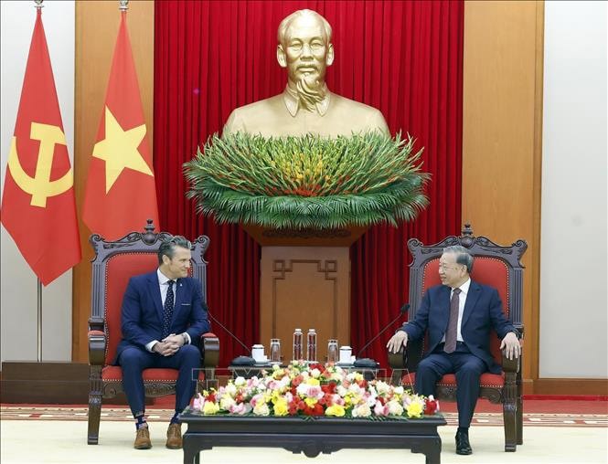 Tổng B&iacute; thư T&ocirc; L&acirc;m tiếp Bộ trưởng Chiến tranh Hoa Kỳ Pete Hegseth. Ảnh: Thống Nhất/TTXVN. &nbsp;