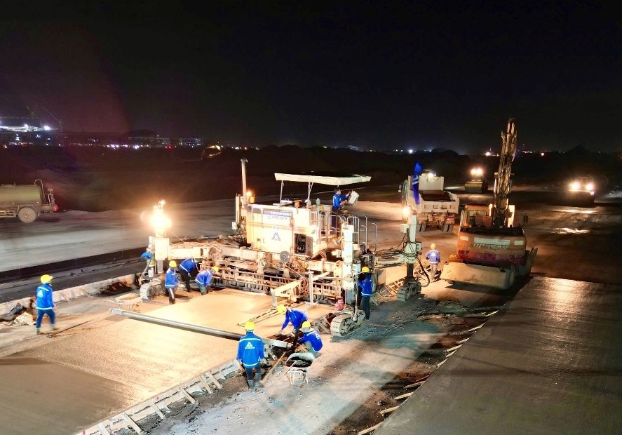 Gần 14.000 kỹ sư, c&ocirc;ng nh&acirc;n, chuy&ecirc;n gia c&ugrave;ng hơn 3.000 thiết bị hiện đại được huy động thi c&ocirc;ng li&ecirc;n tục kh&ocirc;ng kể ng&agrave;y đ&ecirc;m tr&ecirc;n to&agrave;n c&ocirc;ng trường Dự &aacute;n s&acirc;n bay Long Th&agrave;nh. Ảnh: MT