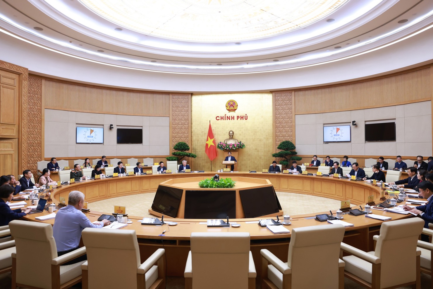 Thủ tướng y&ecirc;u cầu C&aacute;c th&agrave;nh phố phải ban h&agrave;nh ngay c&aacute;c cơ chế, ch&iacute;nh s&aacute;ch theo thẩm quyền, chủ động chuẩn bị địa điểm, bộ m&aacute;y&hellip; li&ecirc;n quan v&agrave; cố gắng tới 15/11 phải xong. Ảnh: VGP/Nhật Bắc