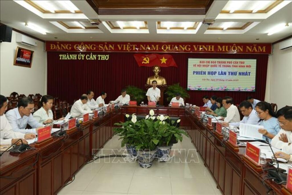 Phi&ecirc;n họp lần thứ nhất của Ban Chỉ đạo TP. Cần Thơ về ph&aacute;t triển khoa học c&ocirc;ng nghệ, đổi mới s&aacute;ng tạo v&agrave; chuyển đổi số sau 3 th&aacute;ng hợp nhất. Ảnh: TTXVN