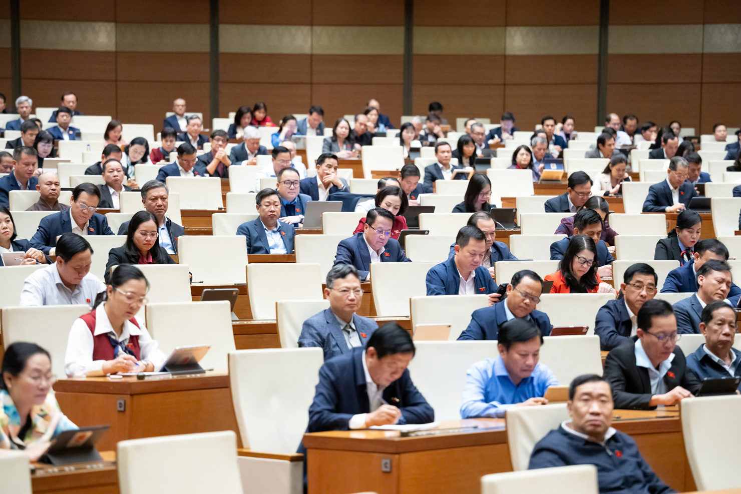 C&aacute;c đại biểu tại phi&ecirc;n họp.