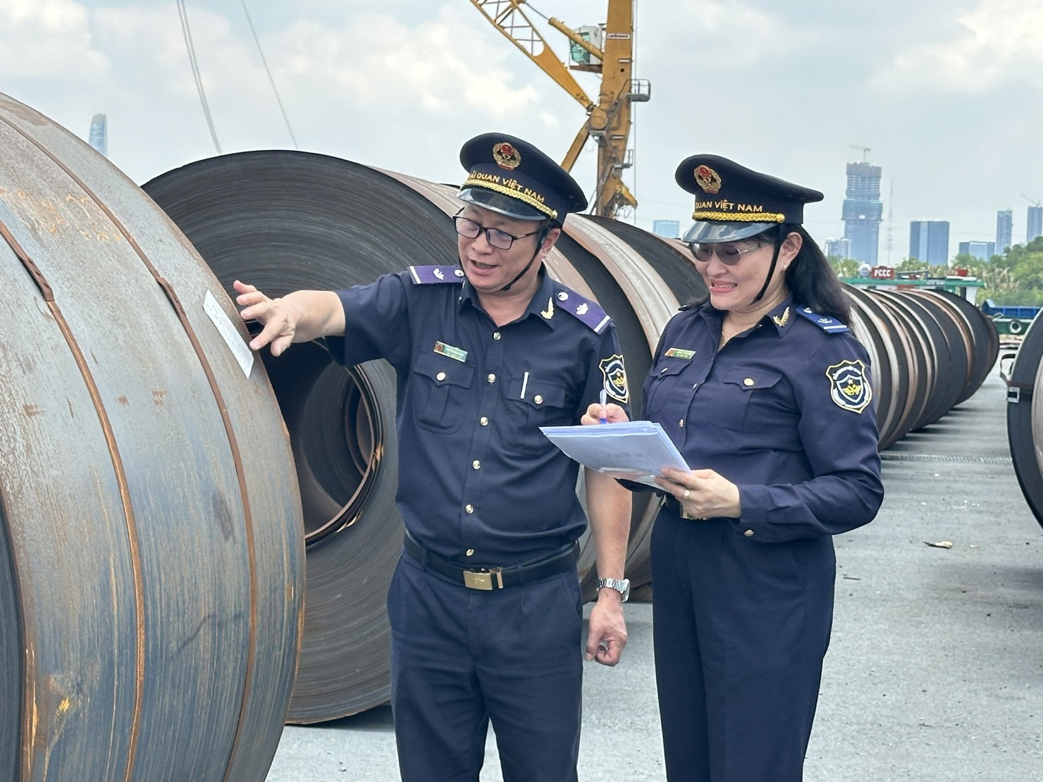 Th&eacute;p nhập khẩu qua cảng TP. Hồ Ch&iacute; Minh. Ảnh: T.H