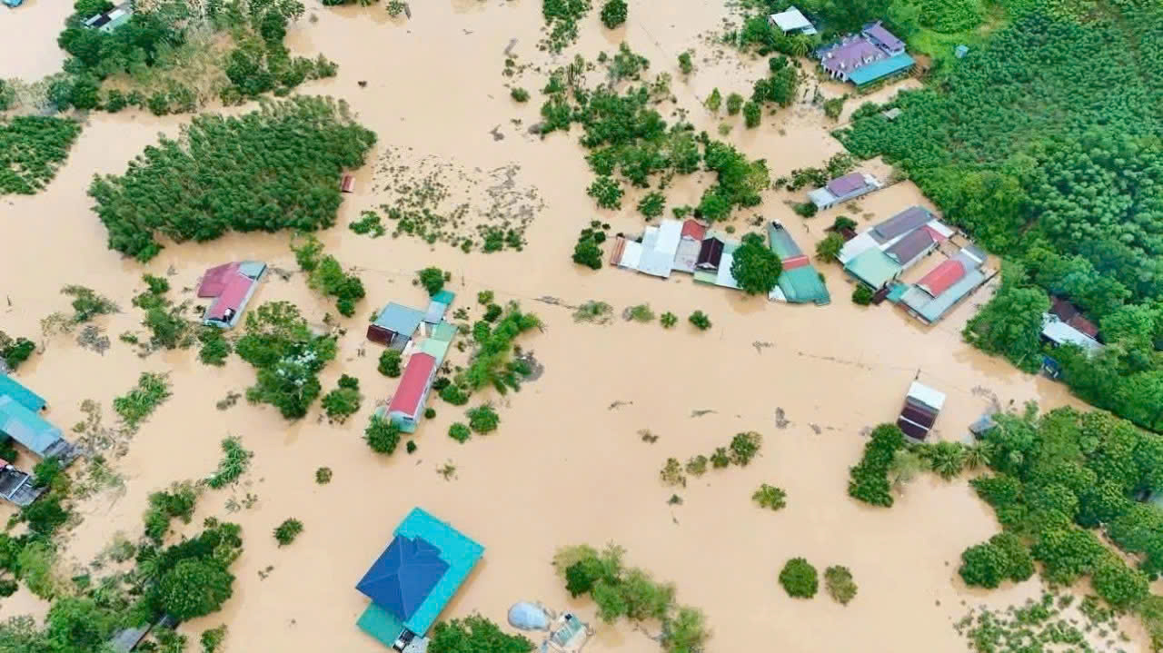 Theo b&aacute;o c&aacute;o sơ bộ của địa phương c&aacute;c tỉnh ph&iacute;a Bắc từ tỉnh Quảng Ninh đến TP Huế, tổng diện t&iacute;ch nu&ocirc;i trồng thủy sản bị vỡ bờ bao, ngập lụt, ước thiệt hại khoảng 23.526 ha.