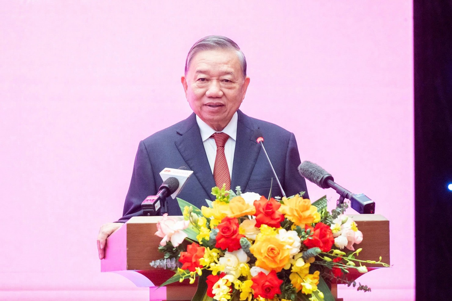 Tổng B&iacute; thư T&ocirc; L&acirc;m đ&atilde; dự v&agrave; trao Quyết định của Bộ Ch&iacute;nh trị về c&ocirc;ng t&aacute;c nh&acirc;n sự. Ảnh: Phạm Thắng. &nbsp;