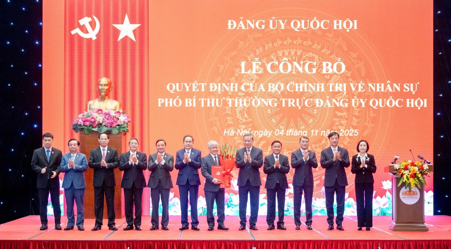 Tổng B&iacute; thư T&ocirc; L&acirc;m; Chủ tịch Quốc hội Trần Thanh Mẫn; Thường trực Ban B&iacute; thư Trần Cẩm T&uacute;; Trưởng Ban Tổ chức Trung ương L&ecirc; Minh Hưng; Chủ nhiệm Uỷ ban Kiểm tra Trung ương Nguyễn Duy Ngọc v&agrave; c&aacute;c đại biểu ch&uacute;c mừng đồng ch&iacute; Đỗ Văn Chiến. Ảnh: Phạm Thắng. &nbsp;