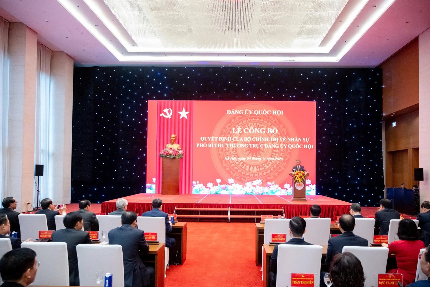 To&agrave;n cảnh lễ trao quyết định. Ảnh: Phạm Thắng.