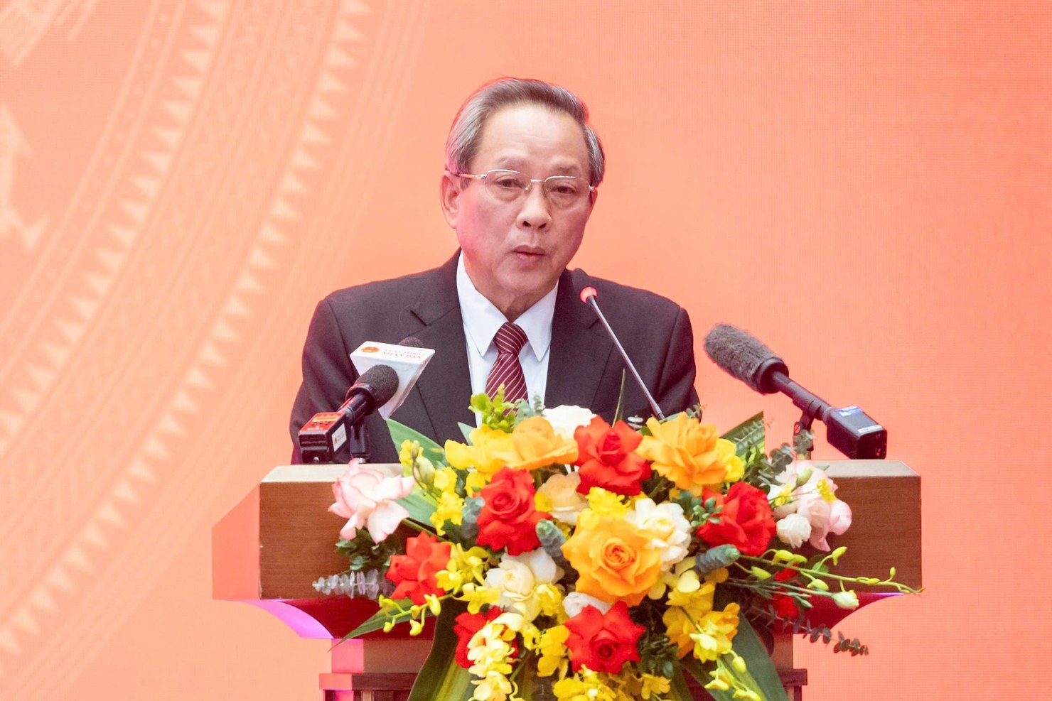 Ph&oacute; Trưởng ban Thường trực Ban Tổ chức Trung ương Ho&agrave;ng Đăng Quang đ&atilde; thừa ủy quyền của Bộ Ch&iacute;nh trị c&ocirc;ng bố c&aacute;c quyết định về c&ocirc;ng t&aacute;c nh&acirc;n sự. Ảnh: Phạm Thắng. &nbsp;