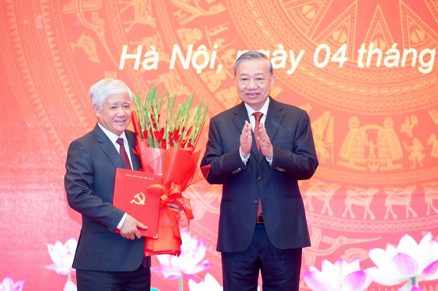 Thay mặt Bộ Ch&iacute;nh trị, Tổng B&iacute; thư T&ocirc; L&acirc;m đ&atilde; trao quyết định, tặng hoa ch&uacute;c mừng đồng ch&iacute; Đỗ Văn Chiến. Ảnh: Phạm Thắng. &nbsp;