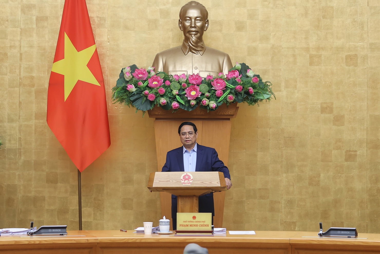 Thủ tướng n&ecirc;u r&otilde;, c&aacute;c nghị định cần b&aacute;m s&aacute;t t&igrave;nh h&igrave;nh của Việt Nam để x&acirc;y dựng ch&iacute;nh s&aacute;ch cho ph&ugrave; hợp, hiệu quả. Ảnh: VGP/Nhật Bắc