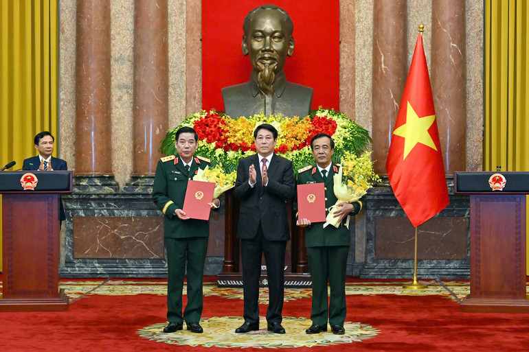 Chủ tịch nước Lương Cường trao quyết định v&agrave; tặng hoa ch&uacute;c mừng c&aacute;c đồng ch&iacute; Nguyễn Văn Gấu v&agrave; L&ecirc; Đức Th&aacute;i. (Ảnh: Thủy Nguy&ecirc;n)