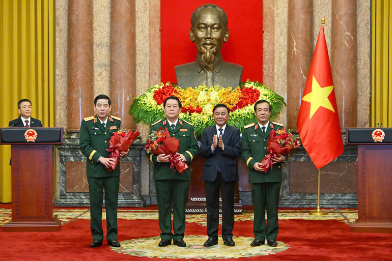 Đồng ch&iacute; Trần Cẩm T&uacute; tặng hoa ch&uacute;c mừng c&aacute;c đồng ch&iacute; được bổ nhiệm, thăng qu&acirc;n h&agrave;m. (Ảnh: Thủy Nguy&ecirc;n)