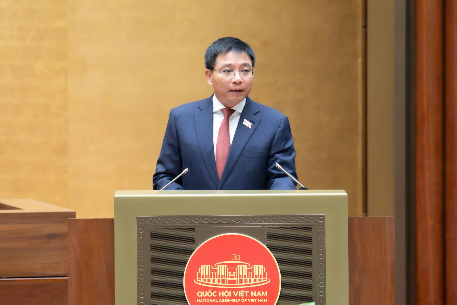 Bộ trưởng Bộ T&agrave;i ch&iacute;nh Nguyễn Văn Thắng tr&igrave;nh b&agrave;y Dự &aacute;n Luật Tiết kiệm, chống l&atilde;ng ph&iacute;.