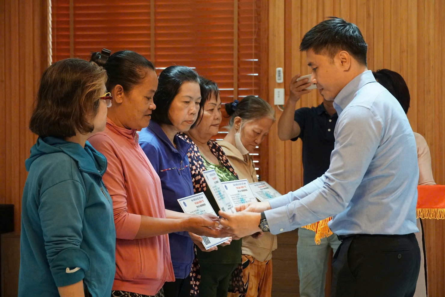 Ph&oacute; Gi&aacute;m đốc BHXH TP. Hồ Ch&iacute; Minh Trần Dũng H&agrave; trao tặng thẻ BHYT cho người c&oacute; ho&agrave;n cảnh kh&oacute; khăn. Ảnh: BHXH TP. Hồ Ch&iacute; Minh