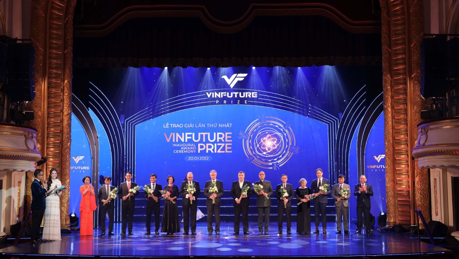 Hai Nh&agrave; s&aacute;ng lập Quỹ VinFuture: &Ocirc;ng Phạm Nhật Vượng - chủ tịch Tập đo&agrave;n Vingroup v&agrave; phu nh&acirc;n, b&agrave; Phạm Thu Hương trao tặng cho c&aacute;c th&agrave;nh vi&ecirc;n Hội đồng Giải thưởng v&agrave; Hội đồng Sơ khảo VinFuture.