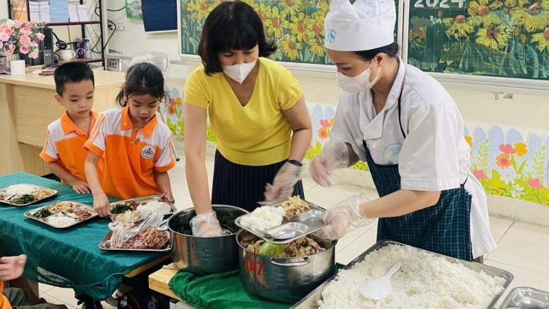 Chia cơm b&aacute;n tr&uacute; tại một trường tiểu học.