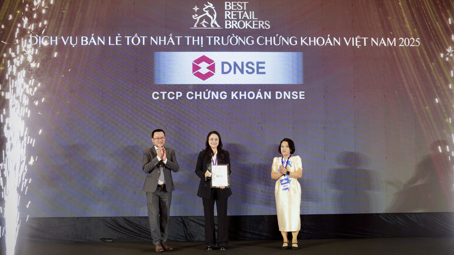 B&agrave; Nguyễn Ngọc Linh, Tổng Gi&aacute;m đốc DNSE (giữa) nhận giải Top 10 c&ocirc;ng ty chứng kho&aacute;n c&oacute; dịch vụ b&aacute;n lẻ tốt nhất tại Việt Nam