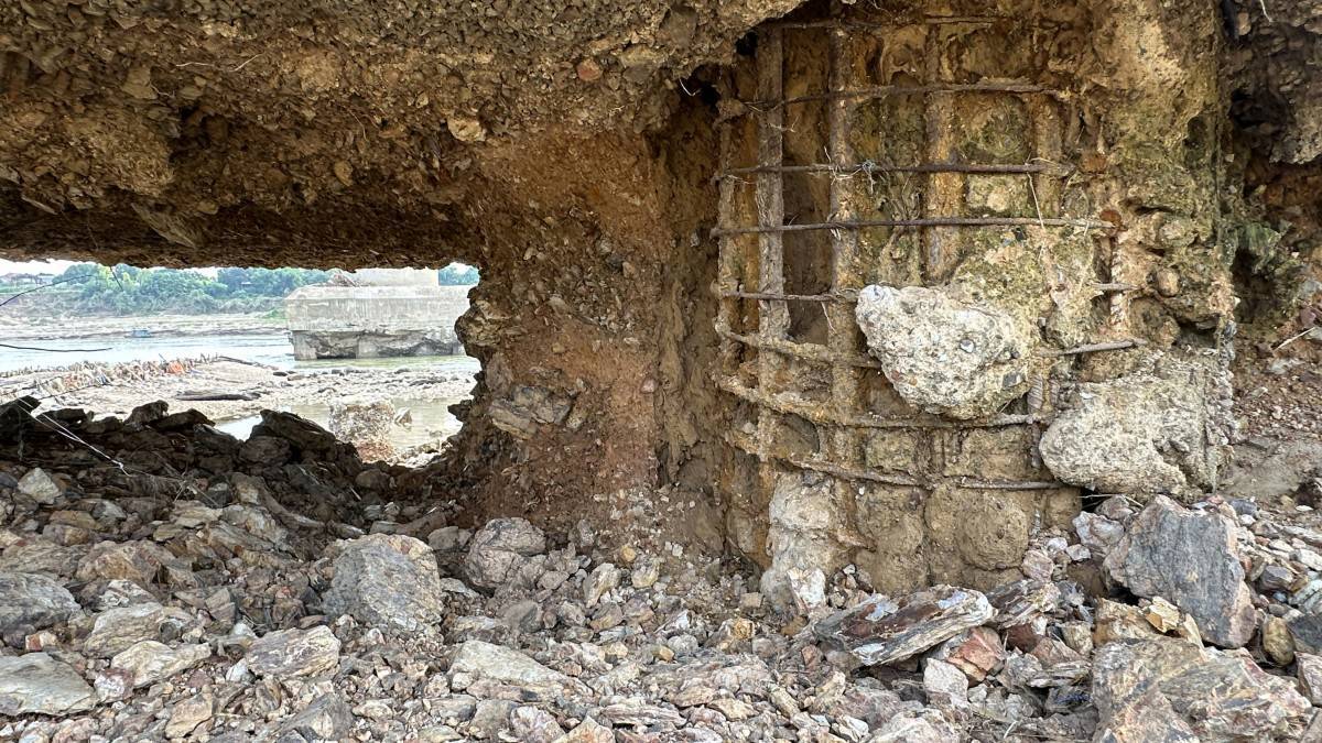 Trụ T3 của cầu S&ocirc;ng L&ocirc; bị hư hỏng, lộ nguy&ecirc;n phần b&ecirc; t&ocirc;ng, cốt th&eacute;p.