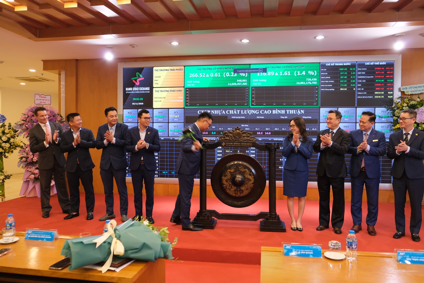 Đại diện L&atilde;nh đạo&nbsp;CTCP Nhựa chất lượng cao B&igrave;nh Thuận thực hiện nghi thức đ&aacute;nh cồng trong phi&ecirc;n giao dịch.