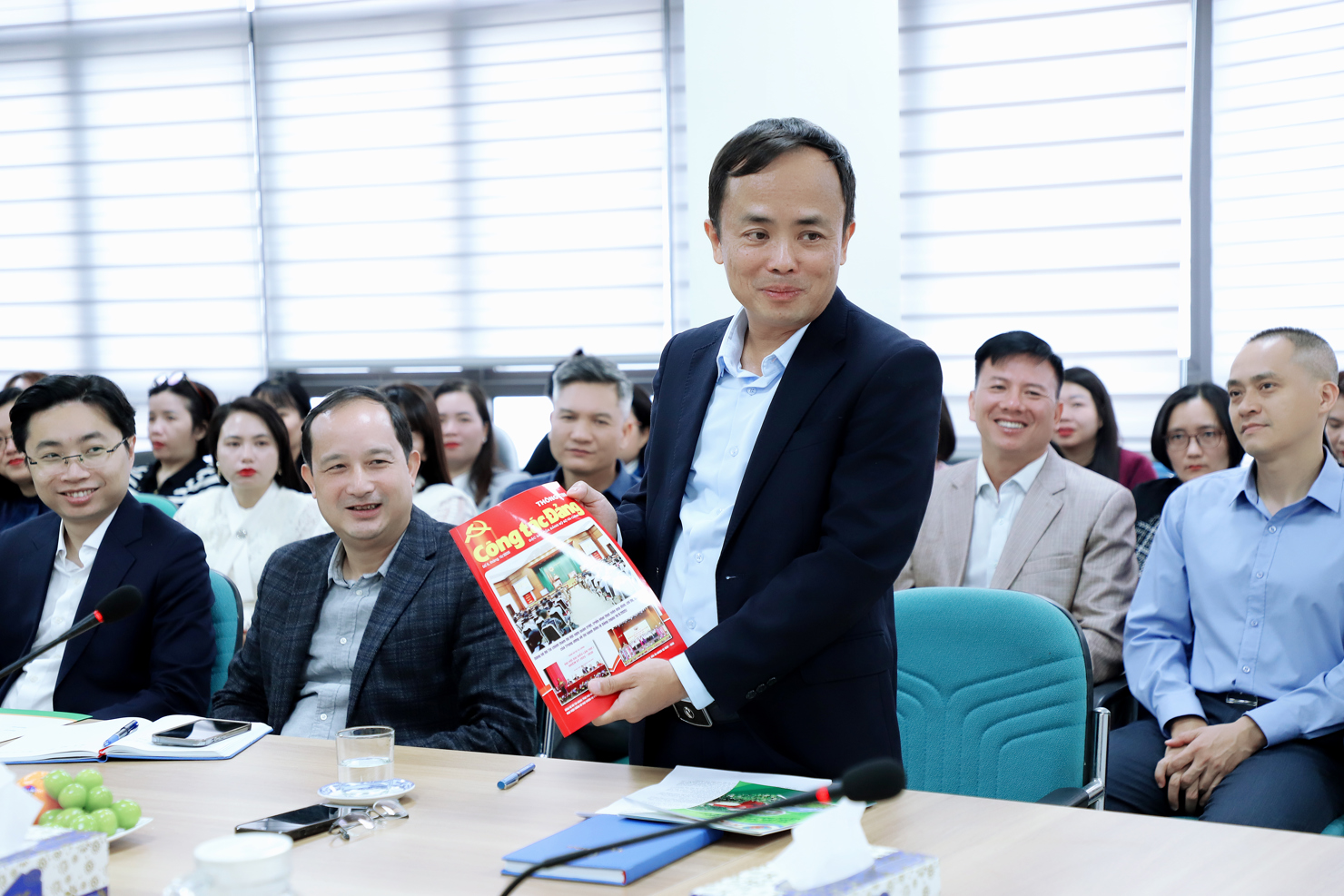 Tổng Bi&ecirc;n tập Tạp ch&iacute; Kinh tế - T&agrave;i ch&iacute;nh Phạm Thu Phong giới thiệu Đặc san C&ocirc;ng t&aacute;c Đảng của Đảng bộ Bộ T&agrave;i ch&iacute;nh.