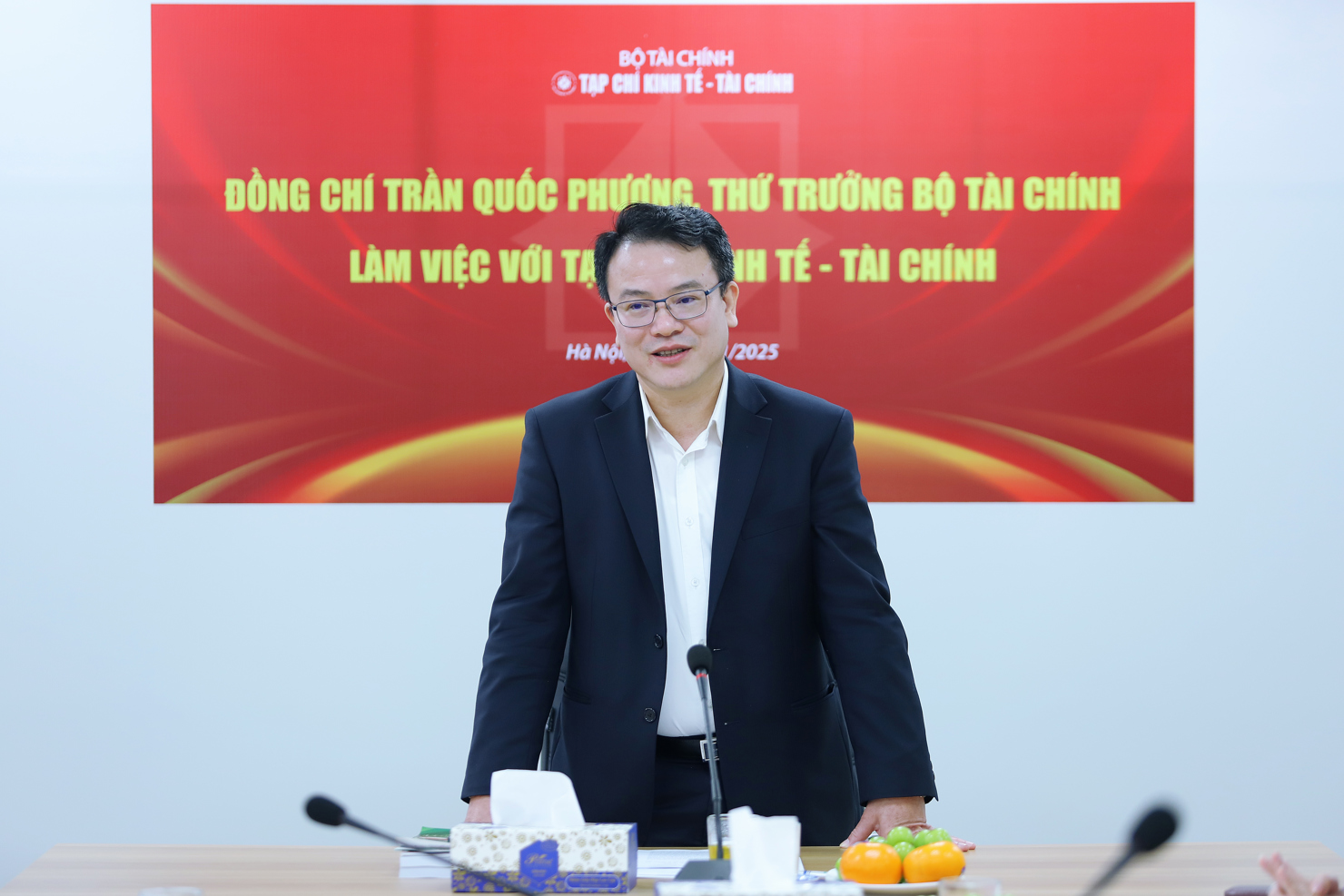 Thứ trưởng Bộ T&agrave;i ch&iacute;nh Trần Quốc Phương ph&aacute;t biểu tại buổi l&agrave;m việc.