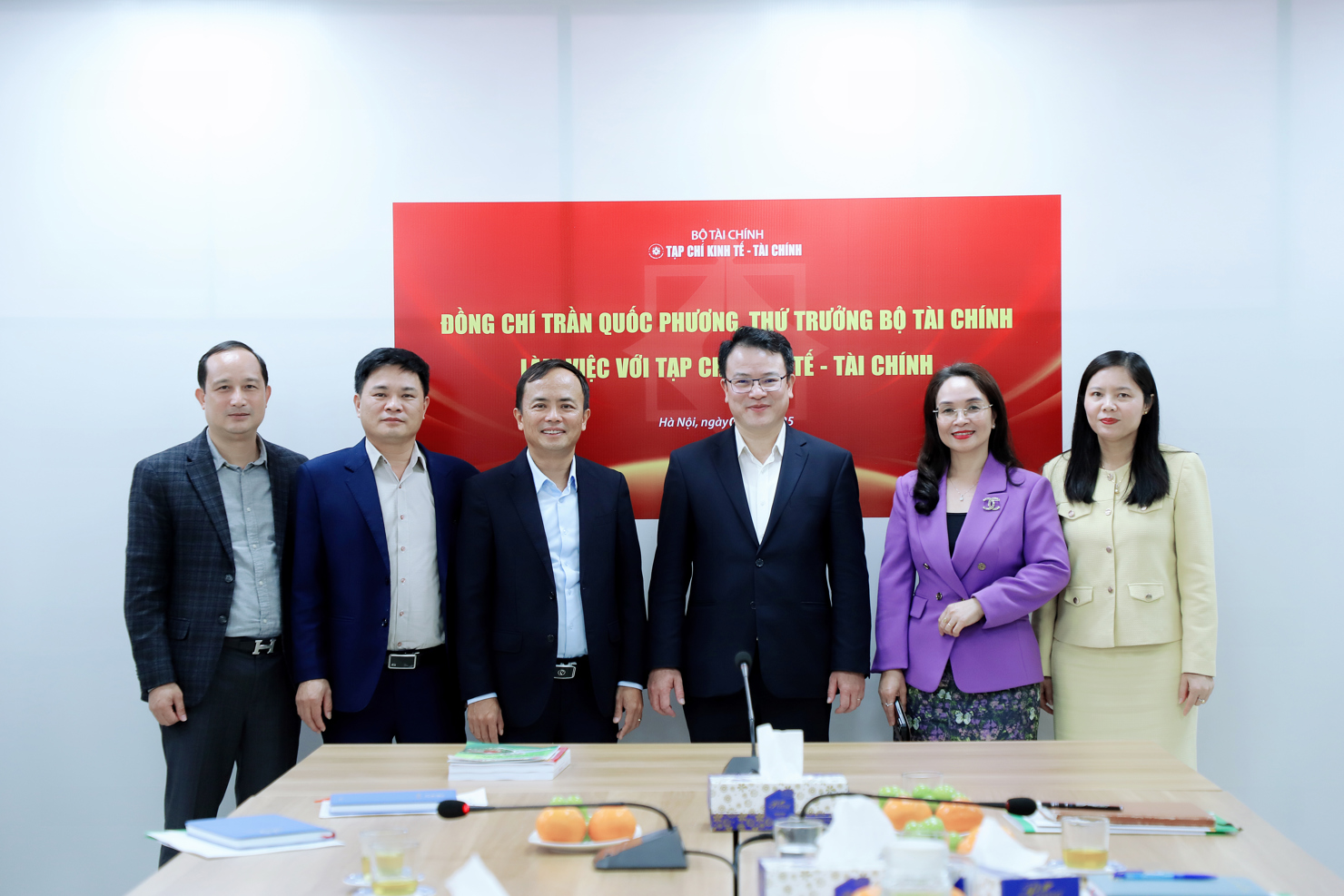 Thứ trưởng Trần Quốc Phương v&agrave; L&atilde;nh đạo Tạp ch&iacute; Kinh tế - T&agrave;i ch&iacute;nh chụp ảnh lưu niệm.