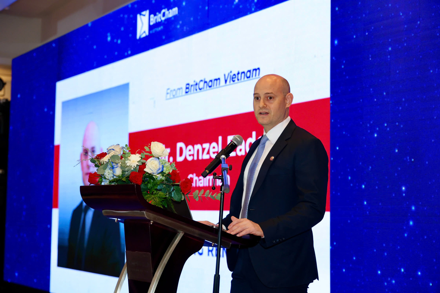 &Ocirc;ng Denzel Eades, Chủ tịch BritCham Vietnam ph&aacute;t biểu tại Hội nghị. Ảnh: TS