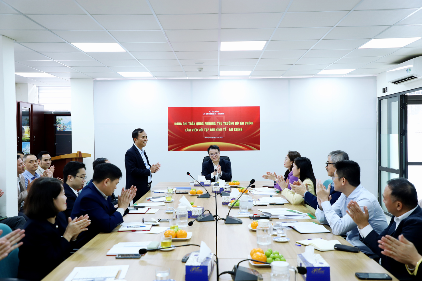 Thứ trưởng Bộ T&agrave;i ch&iacute;nh Trần Quốc Phương đến thăm v&agrave; l&agrave;m việc với Tạp ch&iacute; Kinh tế - T&agrave;i ch&iacute;nh.