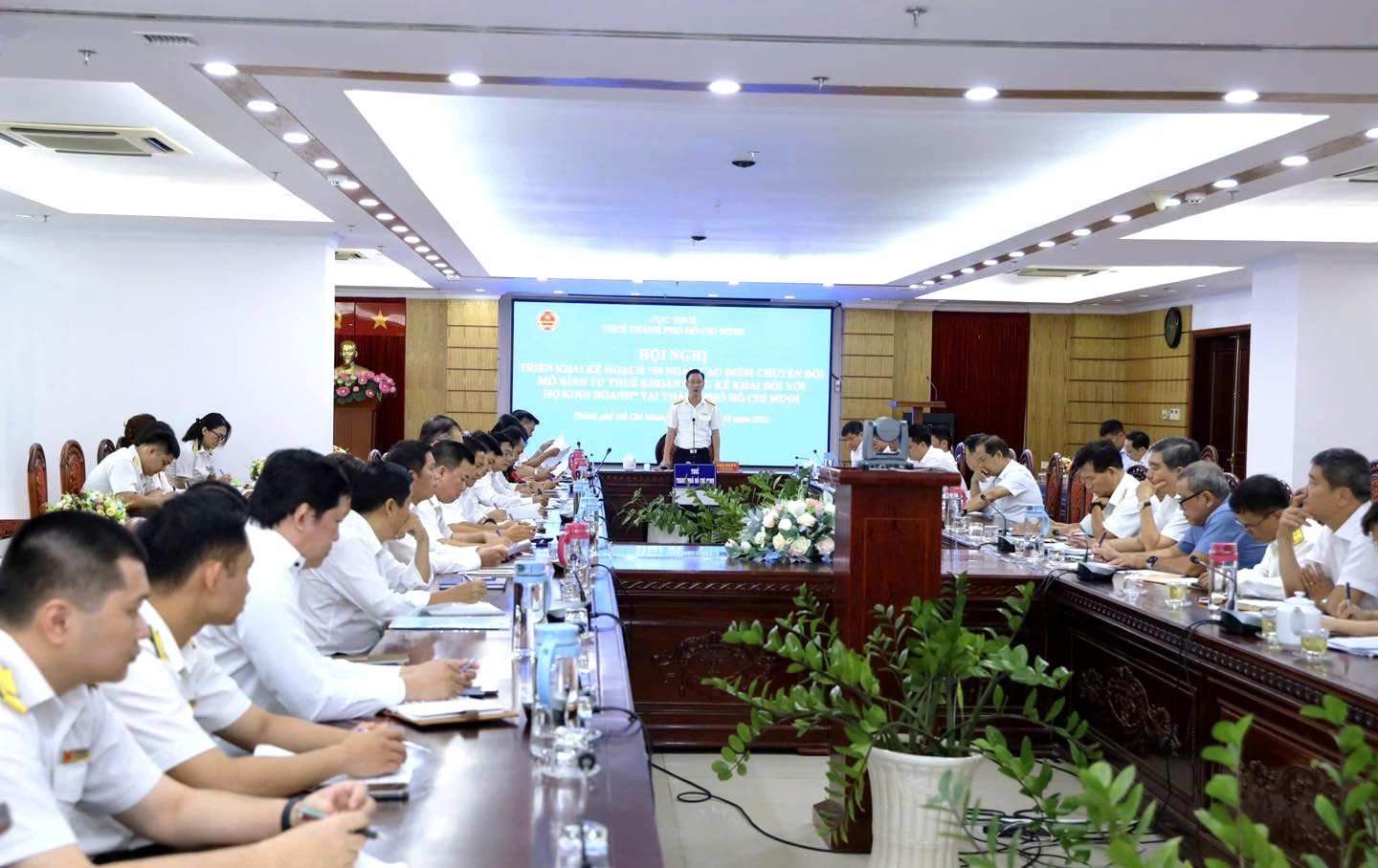 Tập thể c&aacute;n bộ, c&ocirc;ng chức Thuế TP. Hồ Ch&iacute; Minh quyết t&acirc;m&nbsp;đưa 100% hộ kinh doanh đủ điều kiện v&agrave;o diện k&ecirc; khai trước 1/1/2026. Ảnh: Thuế TP.HCM